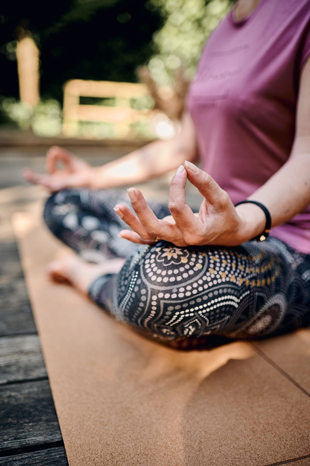 Free Soul Yoga – Yogapraxis – Person meditiert mit Handmudra