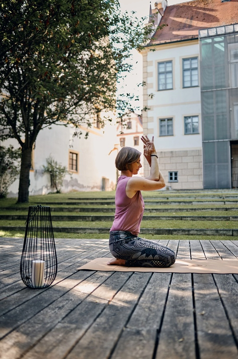 Free Soul Yoga – Yogapraxis – Person praktiziert sitzendes Yoga im Freien.