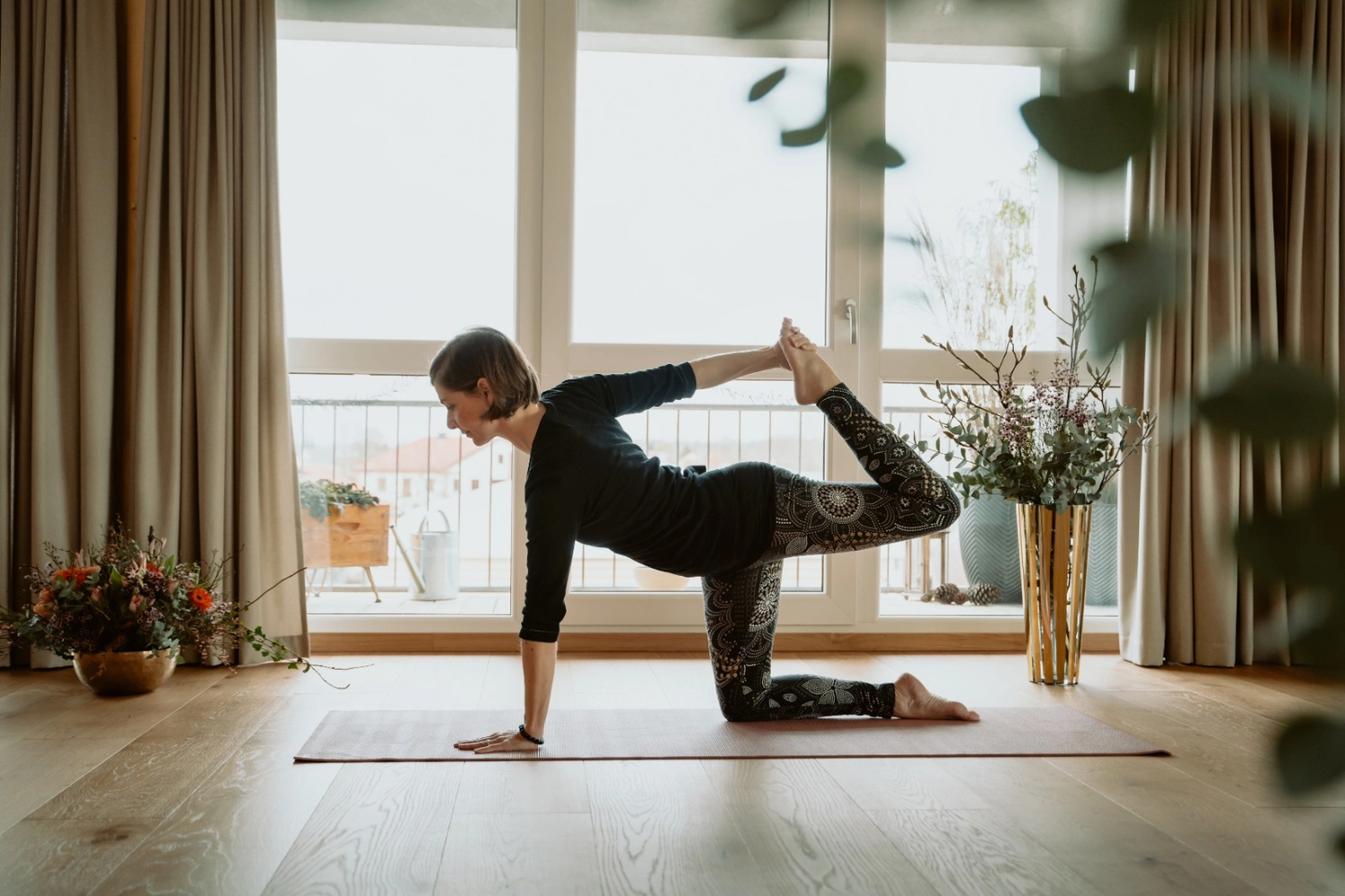 Free Soul Yoga – Yoga-Übung – Balanceübung für drinnen
