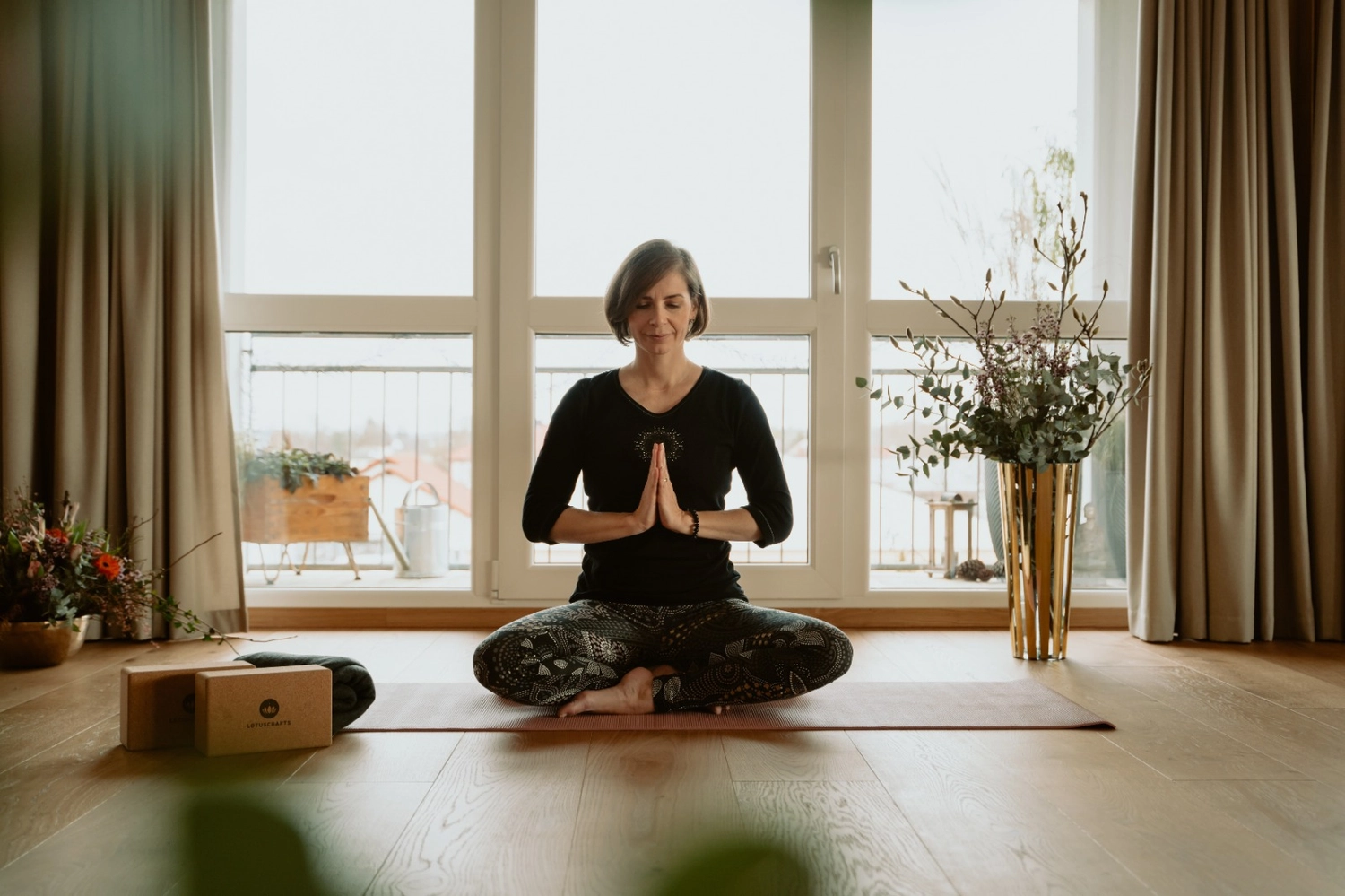 Free Soul Yoga – Yogapraxis – Person meditiert in Innenräumen.